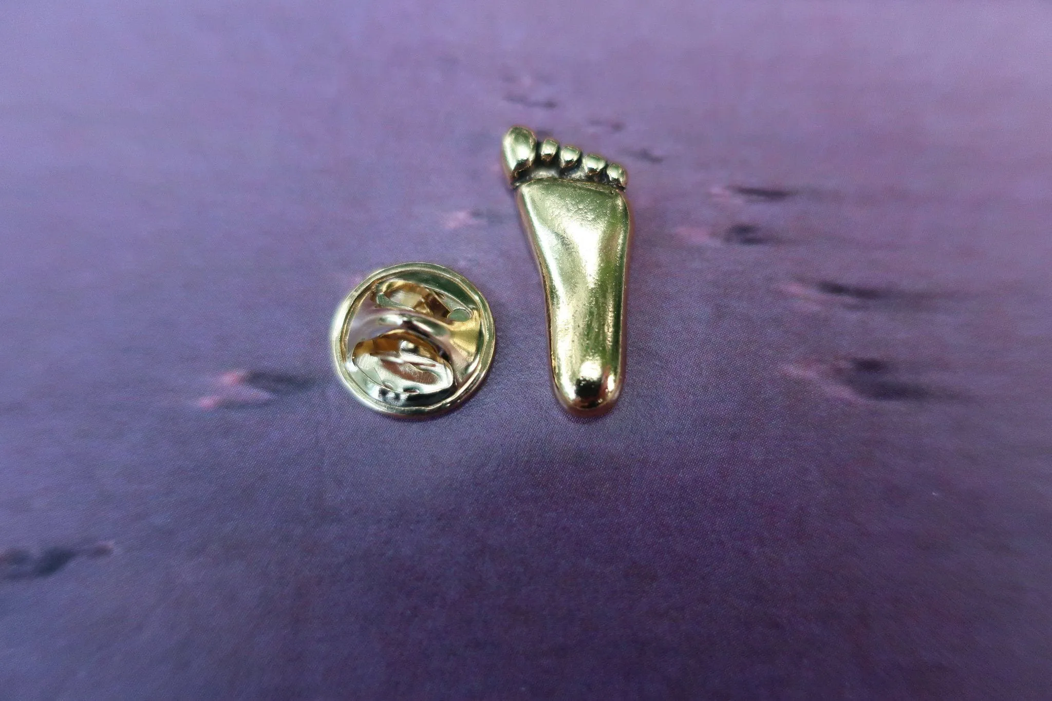 Foot Gold Lapel Pin