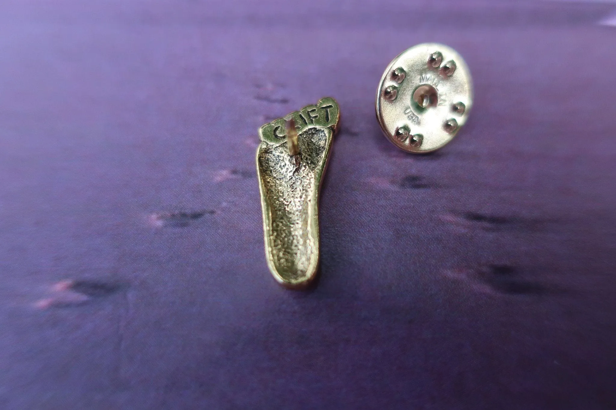 Foot Gold Lapel Pin